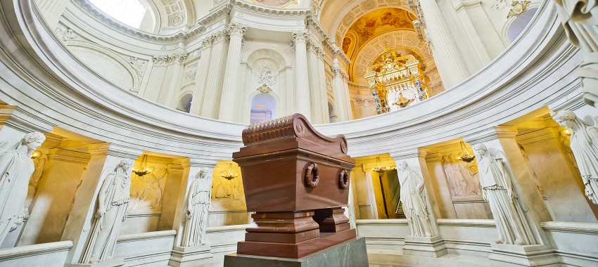 Fondation Napoléon > Regrets face au refus du musée de l’Armée de déplacer l’installation d’une reproduction du squelette du cheval Marengo prévue au-dessus du Tombeau de l’Empereur Napoléon (mai 2021)