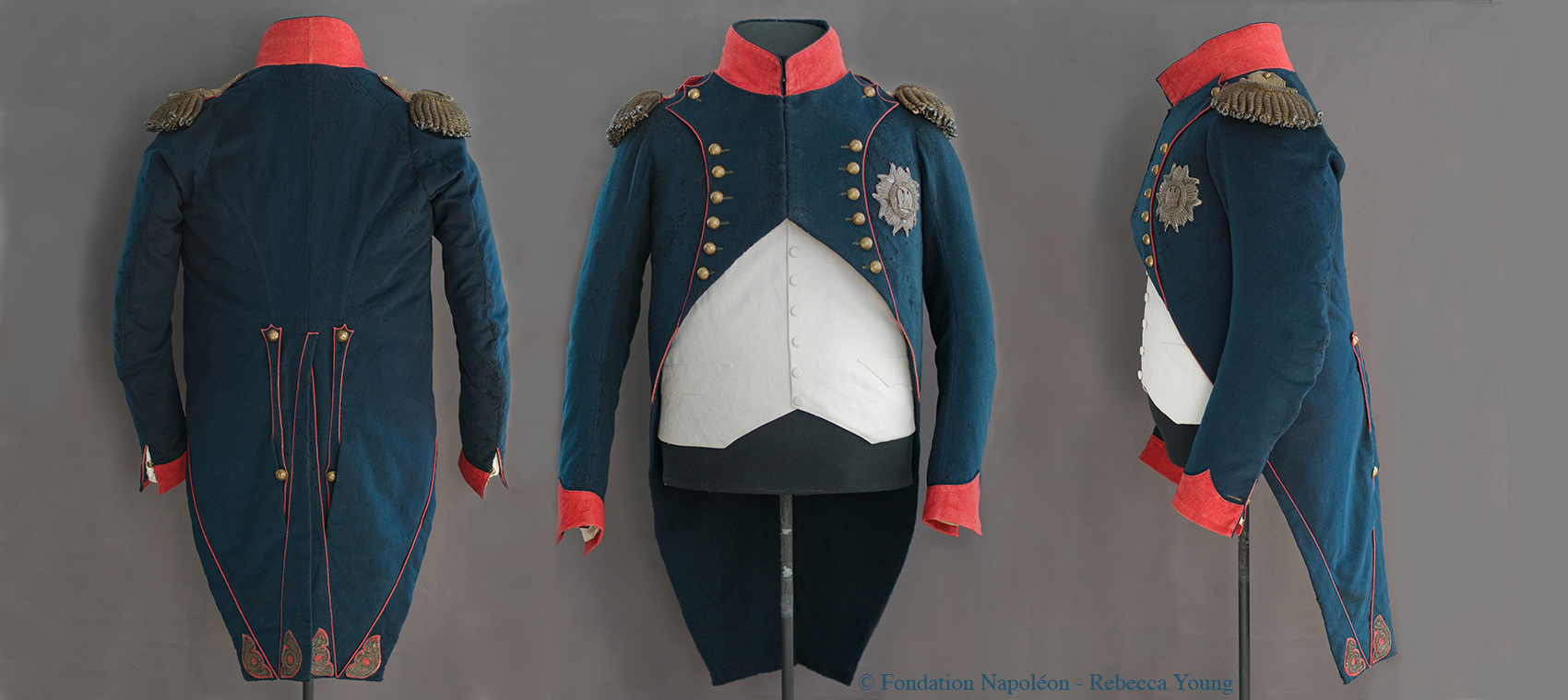 Униформа наполеона. Мундир Наполеона Бонапарта. Наполеон Бонапарт сюртук. Мундир Кутузова 1812 года. Одежда Наполеона Бонапарта.