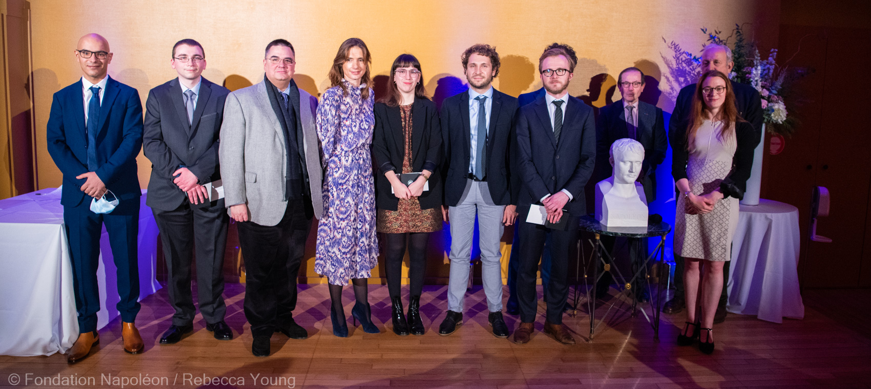 Les lauréats des Prix et Bourses d'Histoire 2020, avec Victor-André Masséna prince d'Essling, président de la Fondation Napoléon, Laurent Theis, secrétaire général du Jury Prix et Bourses © Fondation Napoléon / Rebecca Young